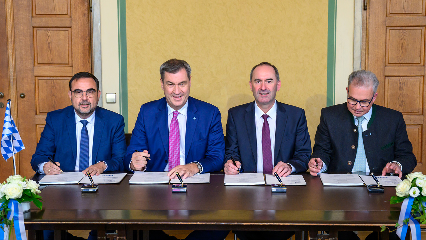 Der CSU-Fraktionsvorsitzende Klaus Holetschek, Ministerpräsident Dr. Markus Söder, Wirtschaftsminister Hubert Aiwanger und der Fraktionsvorsitzende der Freien Wähler, Florian Streibl, unterzeichnen den Koalitionsvertrag.