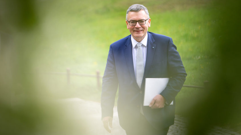 Nach der Kabinettssitzung: Staatskanzleiminister Dr. Florian Herrmann auf dem Weg zur Pressekonferenz.